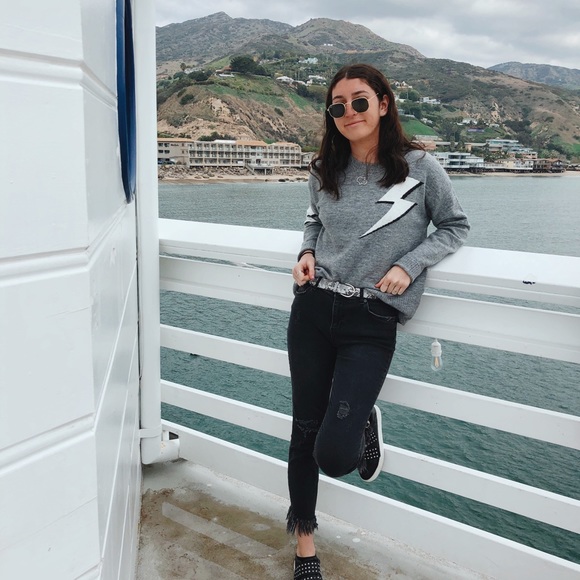 MEET YOUR POSHER: MAKE ME AN OFFER! 🤍 - Picture 1 of 1